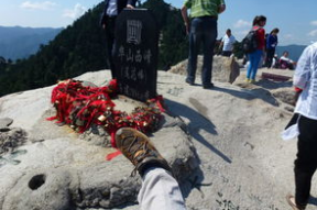 华山摔死人的照片